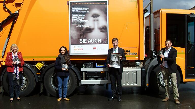 Im Bild (von rechts) Philipp Kuhn (Leitung Stadtreiniger), Oberbürgermeister Christian Schuchardt, Sozialreferentin Hülya Düber, Petra Müller-März (Gleichstellungsbeauftragte für Frauen und Männer Stadt Würzburg) Im Bild (von rechts) Philipp Kuhn (Leitung Stadtreiniger), Oberbürgermeister Christian Schuchardt, Sozialreferentin Hülya Düber, Petra Müller-März (Gleichstellungsbeauftragte für Frauen und Männer Stadt Würzburg)