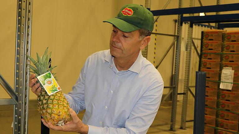 Arne Bonneck prüft den Zustand einer gerade eingetroffenen Flugananas. Arne Bonneck prüft den Zustand einer gerade eingetroffenen Flugananas.