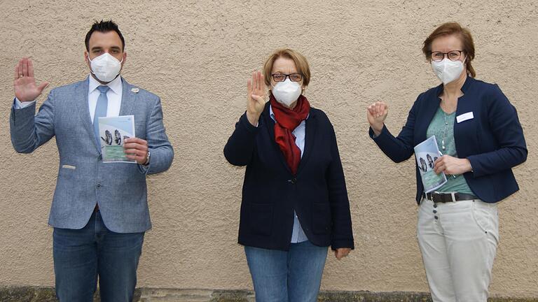Bürgermeister Michael Werner, Stadträtin Gudrun Hellmuth und Gleichstellungsbeauftragte Ilona Sauer (rechts) stellen den neuen Flyer vor und zeigen das internationale Handzeichen für Hilfe bei häuslicher Gewalt. Bürgermeister Michael Werner, Stadträtin Gudrun Hellmuth und Gleichstellungsbeauftragte Ilona Sauer (rechts) stellen den neuen Flyer vor und zeigen das internationale Handzeichen für Hilfe bei häuslicher Gewalt.