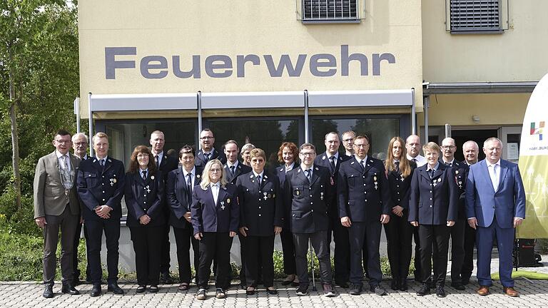 Auszeichnungen vom Freistaat Bayern gab es auch für 25 Jahre aktiven Feuerwehrdienst. - Auszeichnungen vom Freistaat Bayern gab es auch für 25 Jahre aktiven Feuerwehrdienst. Auszeichnungen vom Freistaat Bayern gab es auch für 25 Jahre aktiven Feuerwehrdienst. - Auszeichnungen vom Freistaat Bayern gab es auch für 25 Jahre aktiven Feuerwehrdienst.