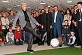 Auch bei einem Besuch in einem Würzburger Möbelhaus zeigte Franz Beckenbauer im Jahr 2006 eine starke Schusstechnik.&nbsp;