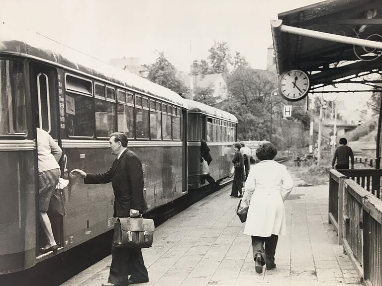 Blick zurück: Bis 1977 fuhren Personenzüge bis zum Lohrer Stadtbahnhof. Blick zurück: Bis 1977 fuhren Personenzüge bis zum Lohrer Stadtbahnhof.