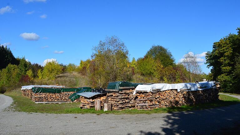 Am Garitzer Holzplatz erhebt sich der Hügel der früheren Deponie Katzengrund. Am Garitzer Holzplatz erhebt sich der Hügel der früheren Deponie Katzengrund.