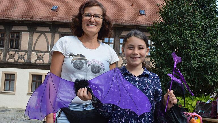 War stets zu Halloween beliebt bei Rika: das lila Fledermaus-Kostüm. Beim Kinderstadtmarkt am Sonntag bot sie es zum Verkauf an. War stets zu Halloween beliebt bei Rika: das lila Fledermaus-Kostüm. Beim Kinderstadtmarkt am Sonntag bot sie es zum Verkauf an.