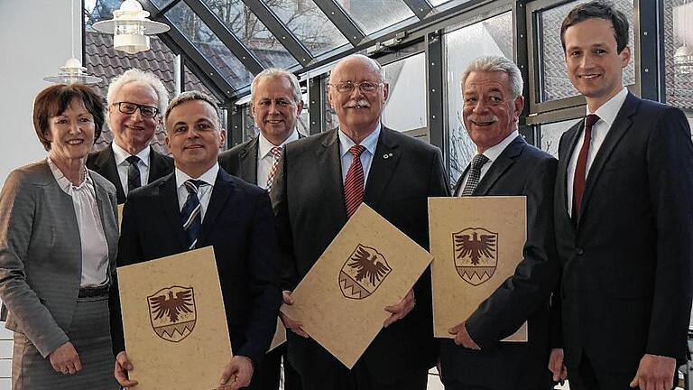 Sie haben in ihren Gemeinden Tradition und Moderne zusammengeführt und erhielten von Landrat Florian Töpper (rechts) und seiner Stellvertreterin Christine Bender (links) die auf 100 lebende Personen limitierten Kreisehrenurkunden (von links): Robert Finster, Lothar Zachmann, Arthur Arnold, Emil Heinemann und Peter Seifert.