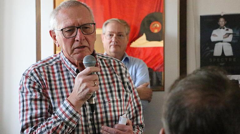 Zuhören hieß es für die Landratskandidaten im Cafe des Gemündener Huttenschlosses. Dort ging es um die Themen ÖPNV und abgehängte Ortschaften. Klaus Hofmann (im Bild) schilderte die Situation aus Sicht von Burgsinn.