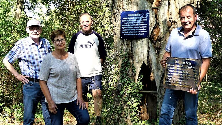 Bürgermeiste Alois Fischer (rechts) hält das alte Schild in seinen Händen. Dank Günter Dusel (von links), Reinhilde Schraud und Robert Förster vom Kulturgeschichtlichen Arbeitskreis hat die Revolutionseiche ein neues Schild erhalten.