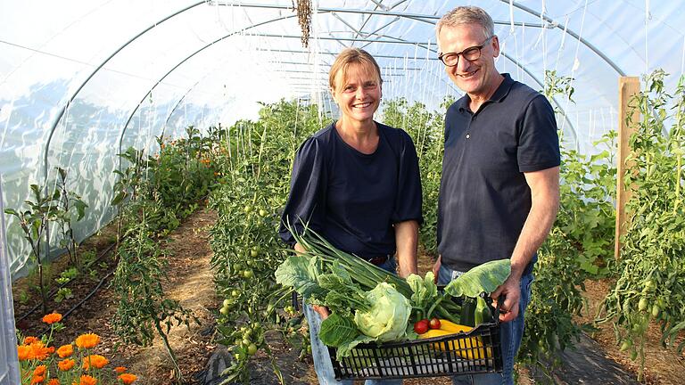 Das Ehepaar Anja und Eberhard Räder probiert auf seinem Hofgut in Bastheim ökologischen Gemüseanbau im größerem Maße aus. Die Idee: Mehr regionales Bio-Obst und -Gemüse in den Einkaufsläden anbieten, um die Umwelt zu schonen.