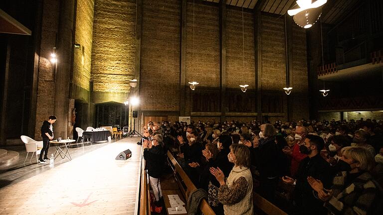 Viel Applaus und jede Menge Denkanstöße fürs Publikum: Dunja Hayali nach ihrer Lesung im Rahmen der MainLit, im besonderen Ambiente der Johanniskirche in Würzburg.