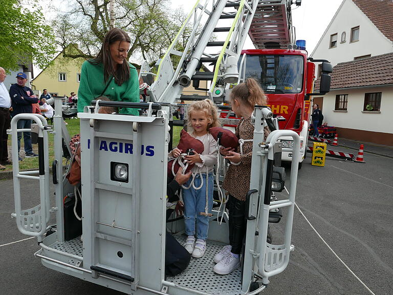 Als Anziehungspunkt beim Nachmittagsprogramm erwies sich die Drehleiter der Feuerwehr Gerolzhofen.