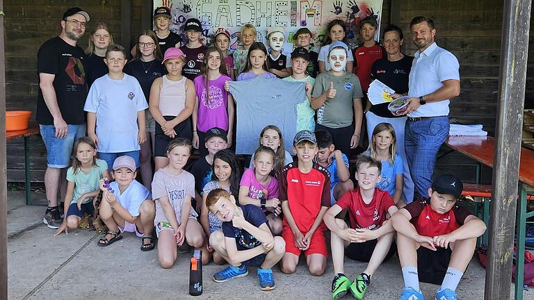 Die Teilnehmer beim diesjährigen Ferienprogramm der Gemeinde Gädheim freuten sich mit den Betreuern über den Besuch von Thomas Wagenhäuser vom Kreisjugendring Haßberge.