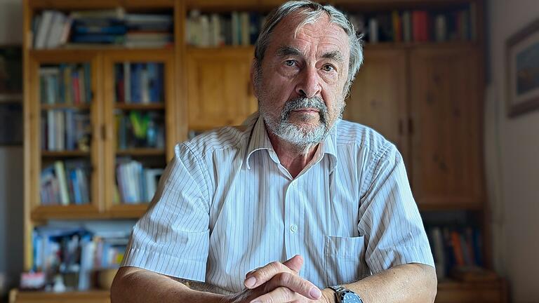 Der Höchberger Gemeinderat Walter Feineis will das Gemälde in der Grundschule unbedingt erhalten. Der Höchberger Gemeinderat Walter Feineis will das Gemälde in der Grundschule unbedingt erhalten.
