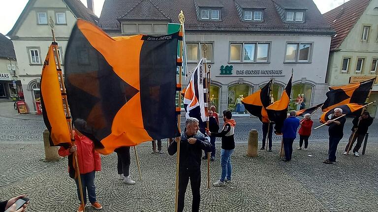 Das Foto zeigt den Bannerzug Kolping.