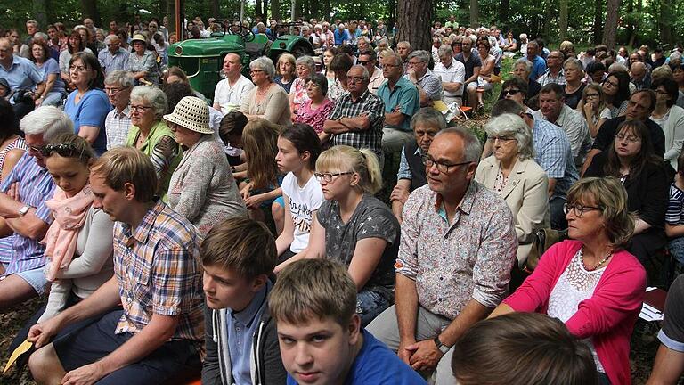 Nahezu 400 Besucher hatten sich bei schönem Wetter zum traditionellen Waldgottesdienst auf dem &bdquo;Mohrenberg&ldquo; zwischen Gleisenau und Schönbrunn eingefunden.