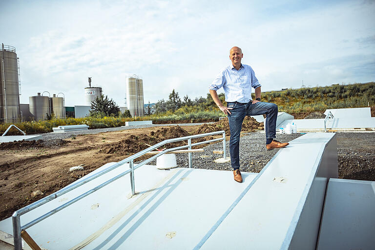 Knetzgaus Bürgermeister Stefan Paulus verspricht sich viel vom neuen Skate- und Bikepark im Industriegebiet. Rund 250 000 Euro nimmt die Gemeinde hierfür selbst in die Hand.