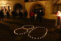 Bei der Versammlung von 'Ebern ist bunt' wurde auf dem Marktplatz die Zahl 80 mit LED-Kerzen aufgebaut. Das ist die Anzahl an Arbeitsplätzen, die bei Valeo in Ebern abgebaut werden soll.