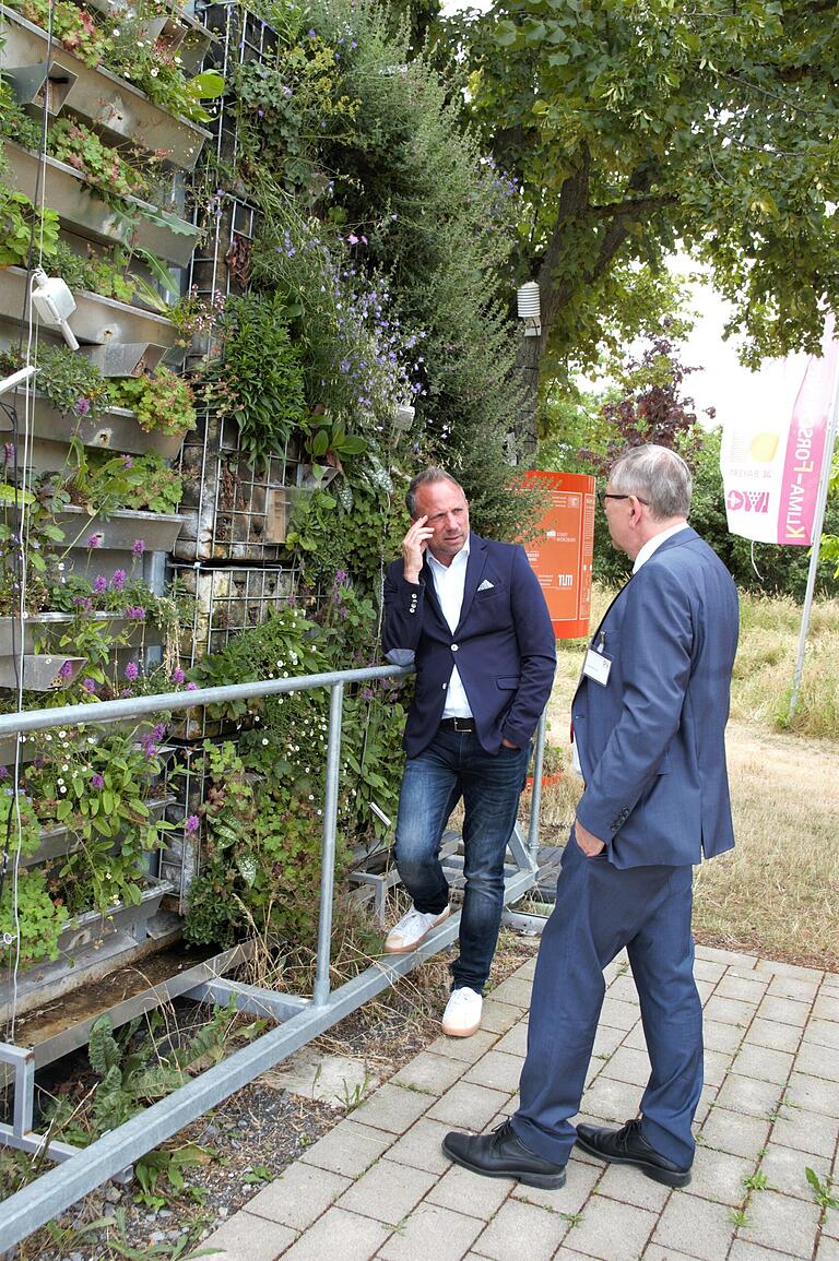 Staatsminister Thorsten Glauber (links) im Gespräch mit dem CAE-Geschäftsführenden Vorstandsvorsitzenden Hans-Peter Ebert.