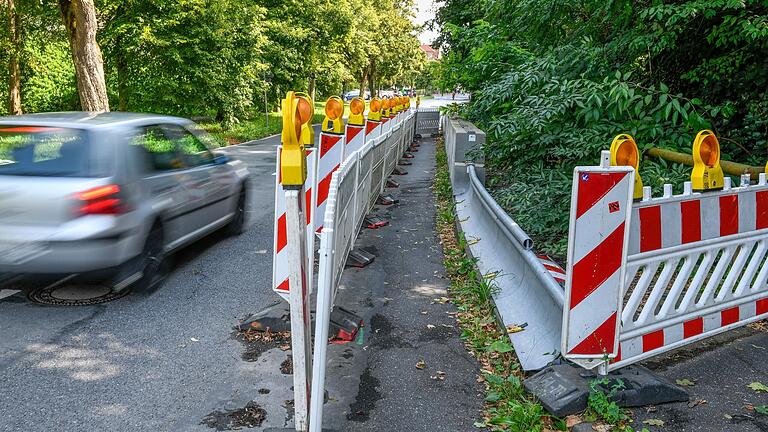 Seit Sommer 2022 ist die Fahrbahn in der Leistenstraße in Würzburg eingegrenzt. Grund dafür ist ein Unfallschaden an einer Mauer am Fahrbahnrand. Seit Sommer 2022 ist die Fahrbahn in der Leistenstraße in Würzburg eingegrenzt. Grund dafür ist ein Unfallschaden an einer Mauer am Fahrbahnrand. 