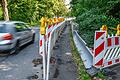 Seit Sommer 2022 ist die Fahrbahn in der Leistenstraße in Würzburg eingegrenzt. Grund dafür ist ein Unfallschaden an einer Mauer am Fahrbahnrand.&nbsp;