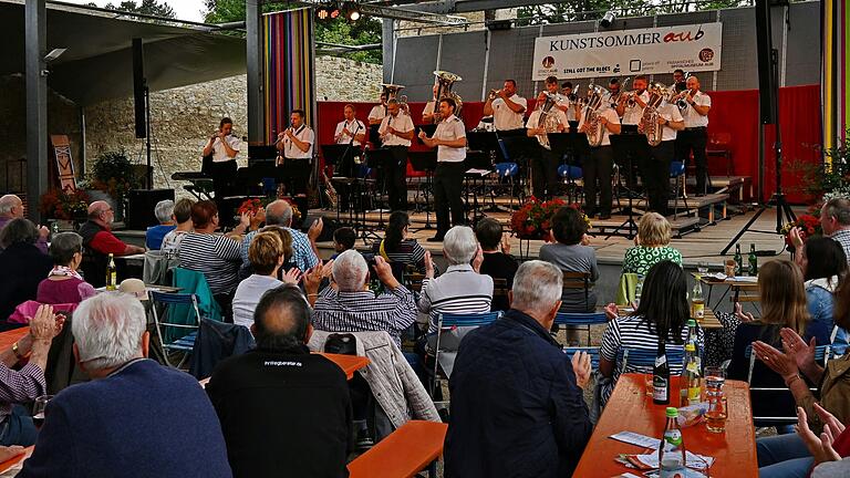 Florian Bauer dirigierte gekonnt das Heeresmusikkorps Veitshöchheim und begeisterte nach der Pause als stimmgewaltiger Sänger.