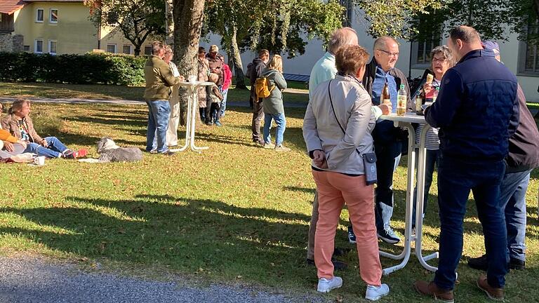 'ParKonzert' mit Homebound - Sonntagskonzert mit Picknickdecke und Herbstjacke.