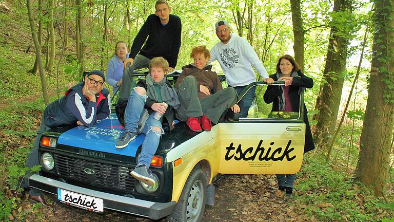 Mit echtem Lada: Das 'Tschick'-Team der Clingenburg Festspele