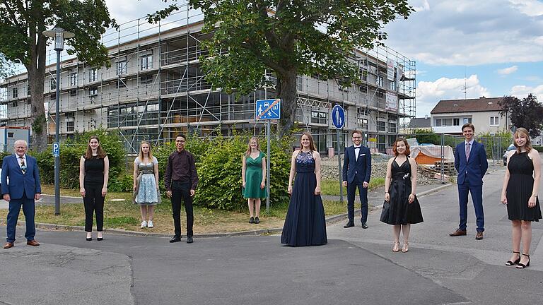 Mit Auszeichnung haben bestanden Emily Samaan, Linda Graf, Malik Ouambo, Johanna Jacober, Christina Moormann, Julius Herion, Mari Iwane, Lionel Heilmann, Antonia Kopp. Ganz klar, dass dies Schulleiter Ernst Oestreicher (links) besonders stolz machte. Mit Auszeichnung haben bestanden Emily Samaan, Linda Graf, Malik Ouambo, Johanna Jacober, Christina Moormann, Julius Herion, Mari Iwane, Lionel Heilmann, Antonia Kopp. Ganz klar, dass dies Schulleiter Ernst Oestreicher (links) besonders stolz machte.