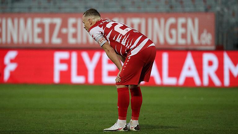 Enttäuscht: Kapitän Arne Feick und die Würzburger Kickers kassierten beim 1:3 gegen Darmstadt eine bittere Niederlage.