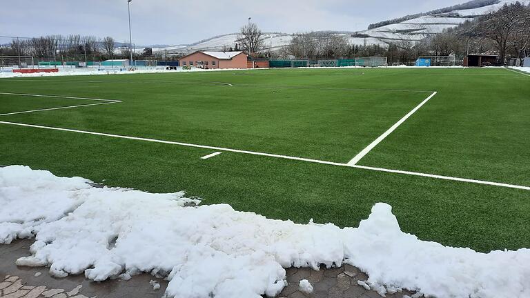 Das Ergebnis der Räumaktion kann sich sehen lassen: Grasgrün statt schneeweiß zeigt sich der Kunstrasenplatz nach dem Einsatz.