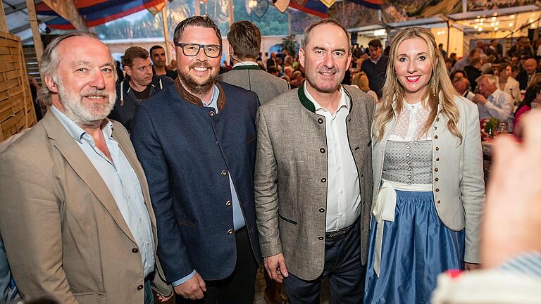 Das Arnsteiner Bürgerfest mit Hubert Aiwanger und Anna Stolz von den Freien Wählern Das Arnsteiner Bürgerfest mit Hubert Aiwanger und Anna Stolz von den Freien Wählern