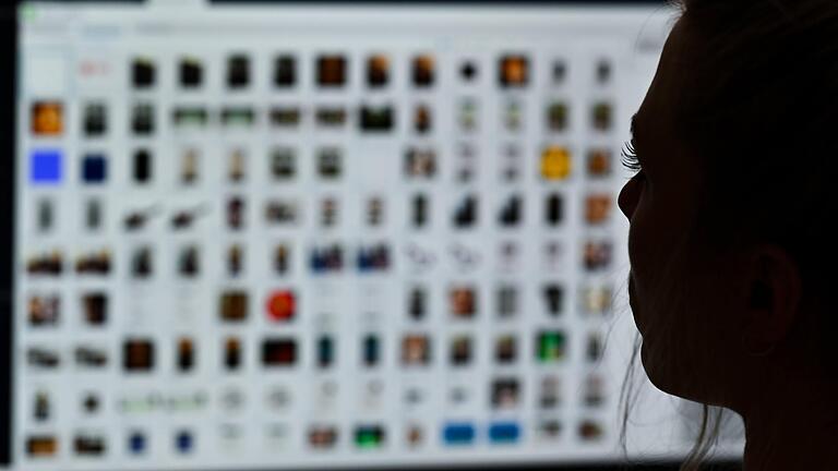 Eine Kriminaloberkommissarin sitzt vor einem Auswertungscomputer bei Ermittlungen gegen  Kinderpornografie und sexuellem Missbrauch.&nbsp;