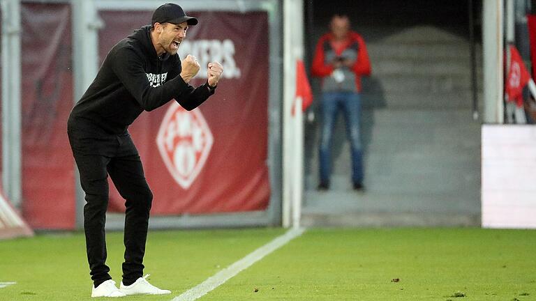 Jubel an der Seitenlinie: Marco Wildersinn freut sich mit seinem Team über einen Treffer.