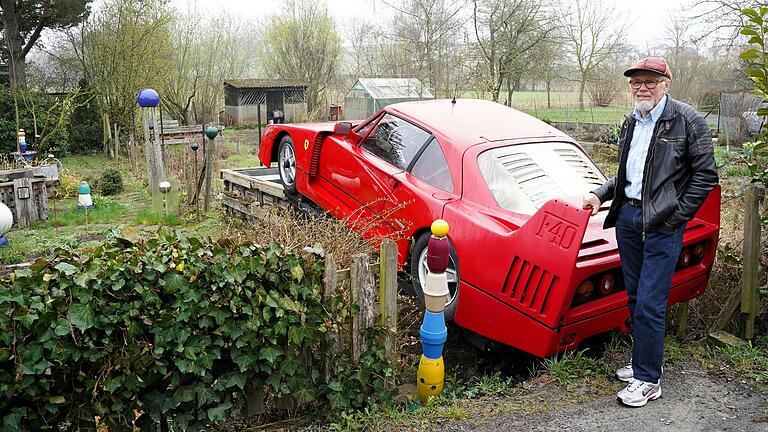 Manfred Herrmann hat in seinem Garten in Zeuzleben Repliken von Luxusautos installiert.