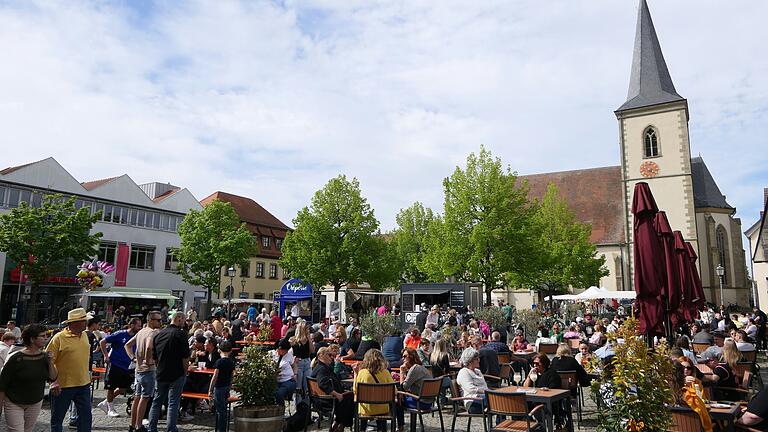 Gesellige Stunden konnten die Besucherinnen und Besucher des Frühjahrsmarktes am Sonntag auf dem Haßfurter Marktplatz verbringen.