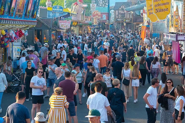 Bei gutem Wetter ist einiges los auf dem Volksfest.