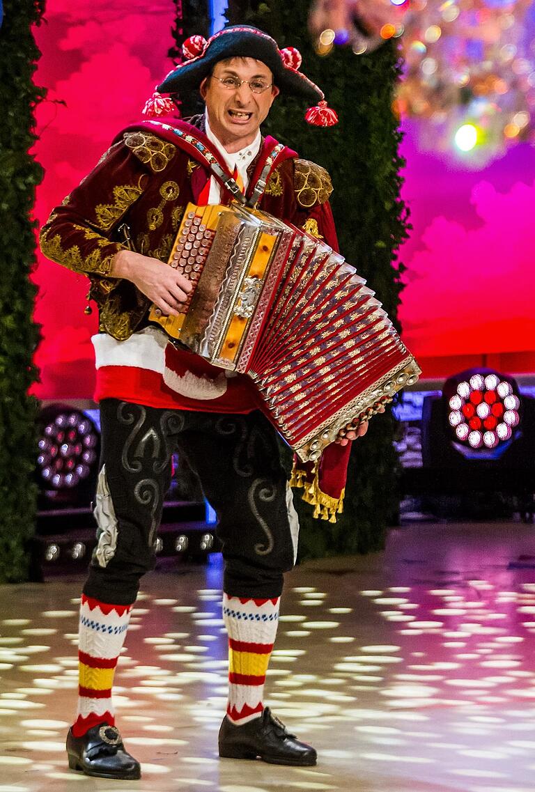 Oti Schmelzer sozusagen als fränkischer Torero, das gab es 2015 in Veitshöchheim zu sehen. Oti Schmelzer sozusagen als fränkischer Torero, das gab es 2015 in Veitshöchheim zu sehen.