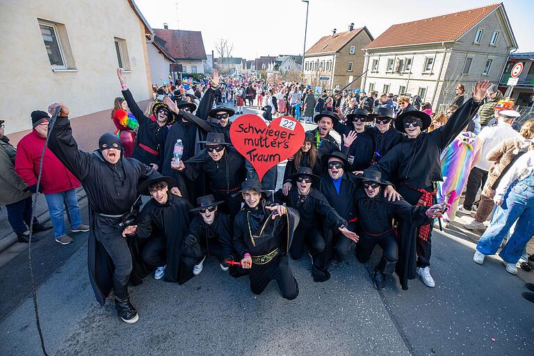 Diese Gruppe schwarzmaskierter Zorros sah sich als 'Schwiegermutters Traum'.