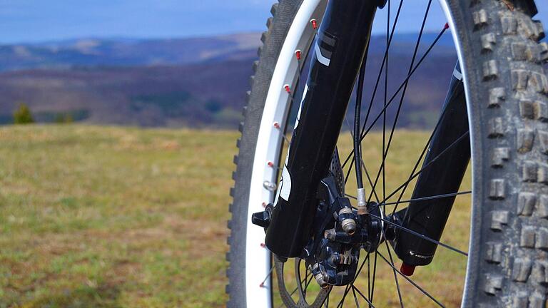 Vom Feuerberg aus soll ein Mountainbike-Rennen über den Kreuzberg führen. Der Organisator hat allerdings mit einigen Hürden zu kämpfen. Foto: Johannes Schlereth       -  Vom Feuerberg aus soll ein Mountainbike-Rennen über den Kreuzberg führen. Der Organisator hat allerdings mit einigen Hürden zu kämpfen. Foto: Johannes Schlereth