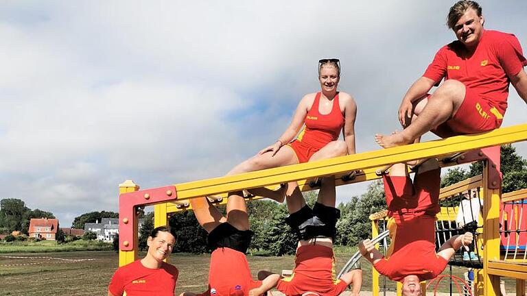 Jede Woche gibt es ein Foto der Gruppe, die in Schönhagen den Strand bewacht.  Foto: Paul Brandl       -  Jede Woche gibt es ein Foto der Gruppe, die in Schönhagen den Strand bewacht.  Foto: Paul Brandl