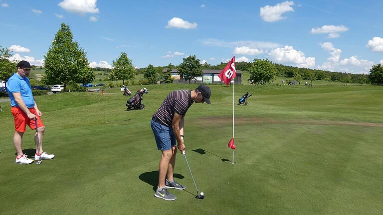 Hoch über Steinbach können Interessierte auch dem Golfsport frönen. Dennoch wird das Sportangebot in Ebelsbach als unterdurchschnittlich im Vergleich zum Kreisangebot bewertet.