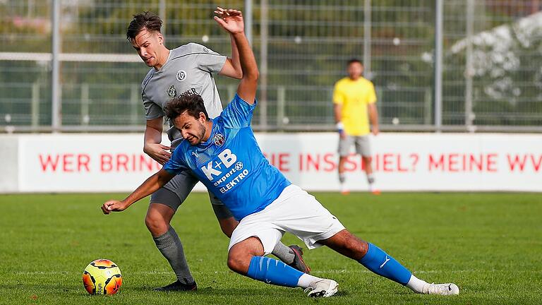 Zweikampf zwischen Moritz Lotzen (hinten, FV 04 Würzburg) und Michael Lamecker (ASV Cham) im Hinspiel. Das 1:0 könnte für den FV im direkten Vergleich bei Punktgleichheit noch wichtig werden. An diesem Samstag treten die Nullvierer zum Rückspiel in Cham an.