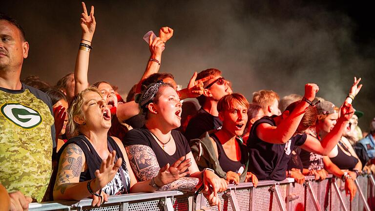 In der ersten Reihe feierten die Fans auf dem Lutzi-Festival die Bands. Aufgrund von Corona mussten einige Bands jedoch kurzfristig absagen.