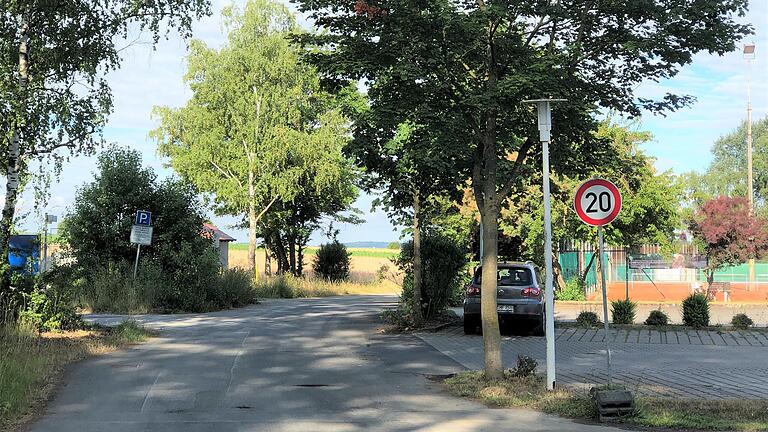 Die Zufahrt zu den Baugebieten 'Am Nützelbach II und III' wird über diesen Weg am Tennisgelände führen. Im kommenden Jahr beginnt der Bau von der Schallfelder Straße aus.