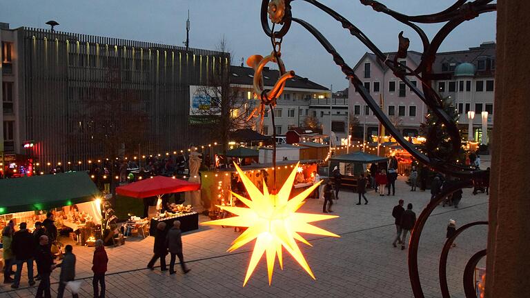 Auf dem Balthasar-Neumann-Platz in Werneck öffnet dieses Jahr wieder ein Weihnachtsmarkt.