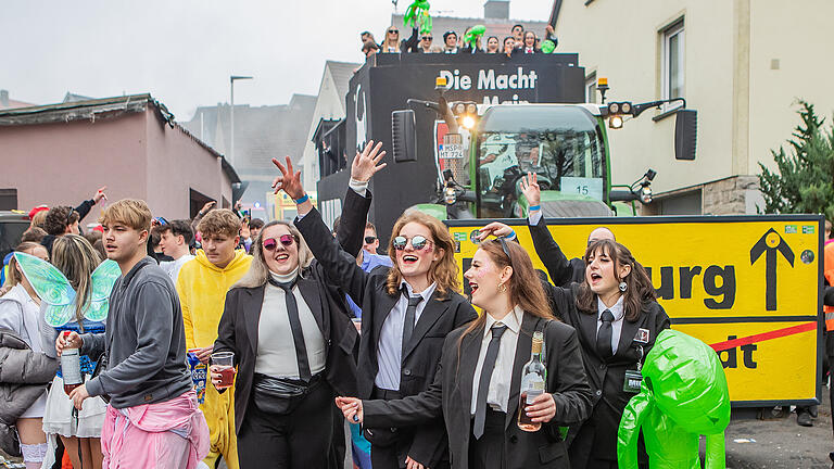 Zahlreiche Närrinnen und Narren besuchen am Samstag 10.02.24 den Faschingszug in Eisingen.