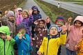 Im Bild: Die Kindergartenkinder aus Schleerieth auf ihrem Rückweg vom Wald, wo sie stolz ihre gelappten Eichenblätter zeigen.