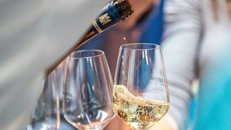 Franken ist bekannt für seinen guten Wein, den man beim Weinrundgang in Haßfurt 2025 an verschiedenen Ecken probieren kann. Franken ist bekannt für seinen guten Wein, den man beim Weinrundgang in Haßfurt 2025 an verschiedenen Ecken probieren kann.