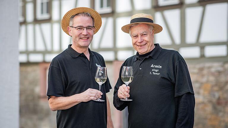 René Martin (links) und Armin Steinmetz sind Gründungsmitglieder der Erlabrunner Schoppensänger und standen 36 Jahre lang bei den Prunksitzungen auf der Narrenbühne. René Martin (links) und Armin Steinmetz sind Gründungsmitglieder der Erlabrunner Schoppensänger und standen 36 Jahre lang bei den Prunksitzungen auf der Narrenbühne. 