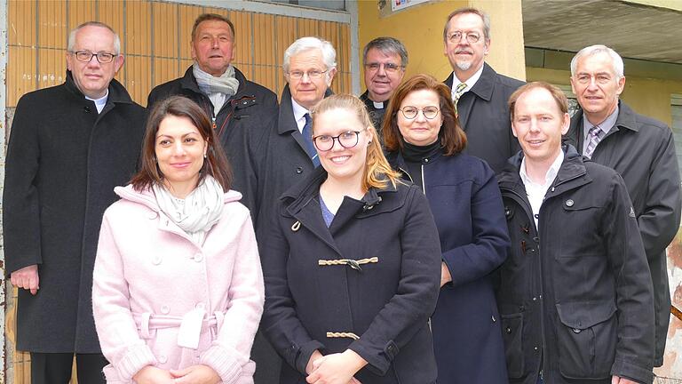 Sie unterstützen die neue Sozialberatungsstelle (von links): Pfarrer Gerhard Spöckl, Sozialpädagogin Christina Flurschütz, Landrat Robert Finster, Pfarrer Michael Bausenwein, Sozialpädagogin Berit Kemper, Domkapitular Clemens Bieber, Caritas-Direktorin Pia Theresia Franke, Pfarrer Jochen Keßler-Rosa, Bürgermeister Stefan Güntner und Dekan Hanspeter Kern. Sie unterstützen die neue Sozialberatungsstelle (von links): Pfarrer Gerhard Spöckl, Sozialpädagogin Christina Flurschütz, Landrat Robert Finster, Pfarrer Michael Bausenwein, Sozialpädagogin Berit Kemper, Domkapitular Clemens Bieber, Caritas-Direktorin Pia Theresia Franke, Pfarrer Jochen Keßler-Rosa, Bürgermeister Stefan Güntner und Dekan Hanspeter Kern.