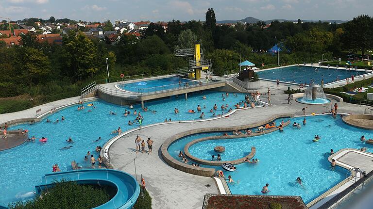 Freibäder im Landkreis Haßberge: In jedem Becken des Haßfurter Erlebnisbads herrscht viel Betrieb.